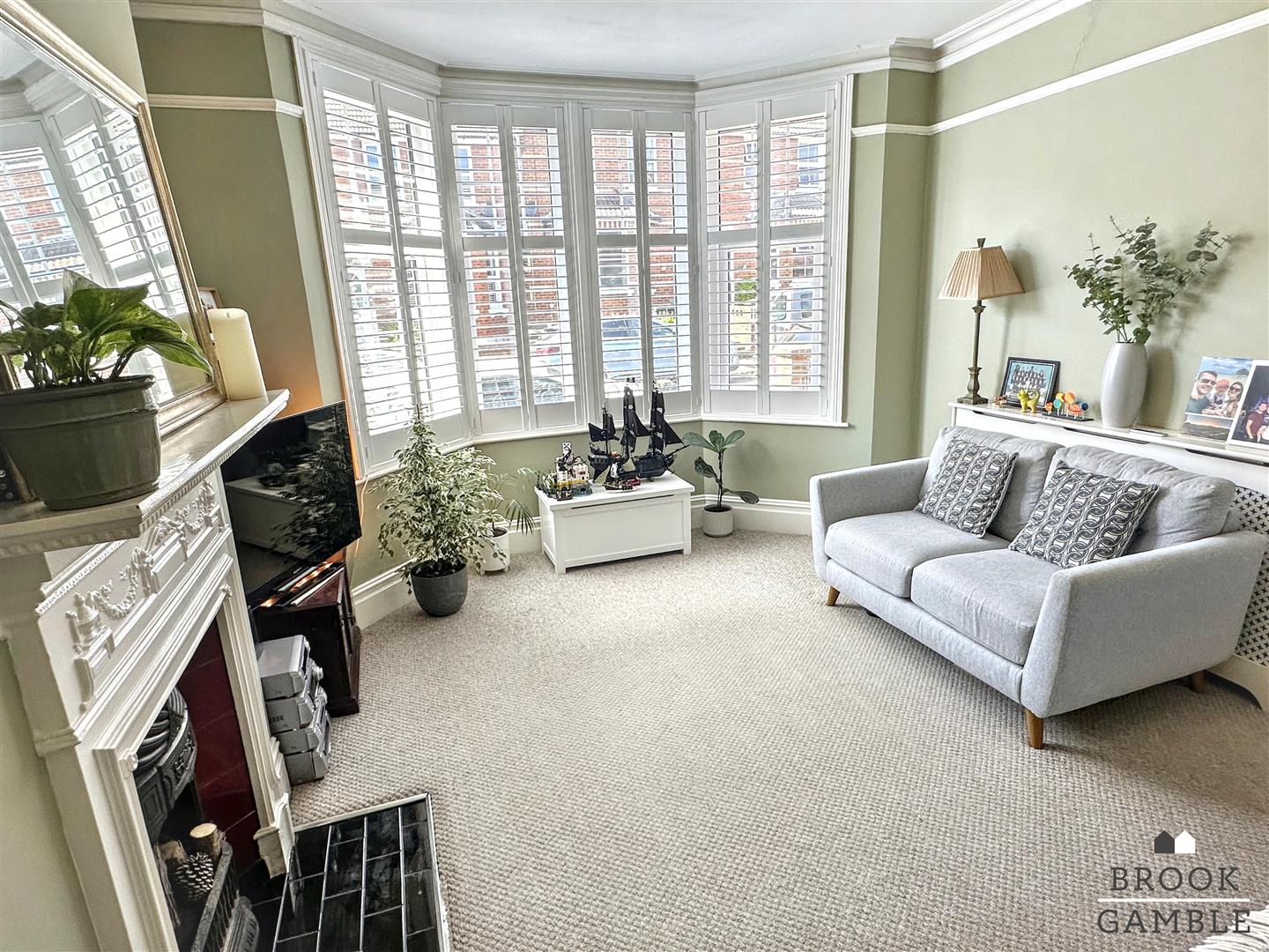 3 Bedroom House - Mid Terrace. Hurst Road in Eastbourne,  4